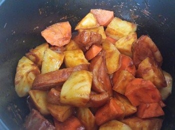 step3: 將紅蘿蔔加入，拌勻，關上蓋子煮15分鐘。