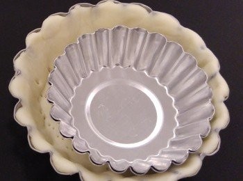 step4: 用細一個size模放上面,防止酥皮面彭脹,如有焗珠可用焗珠放面。