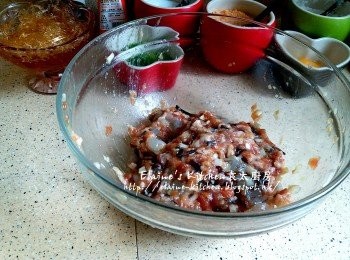 step10: 用手撻十餘下後 , 蓋上保鮮紙入雪櫃靜待30分鐘