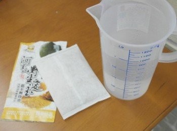 step1: 材料很簡單... 記得洗愛玉的水不要用過濾蒸餾水唷...礦泉水或燒開的自來水即可^^