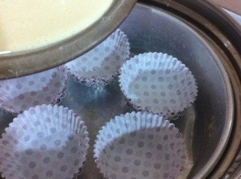 step3: 取出烘焙小紙杯，底部加了蛋撻模型來定型。把麵糊倒入小紙杯中