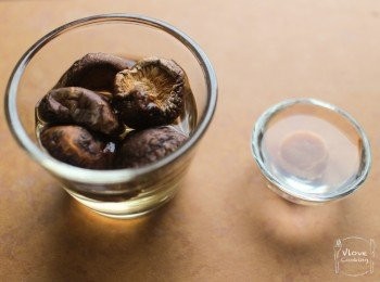 step2: 冬菇及瑤柱用清水浸軟後, 冬菇搾乾水, 瑤柱拆成絲備用