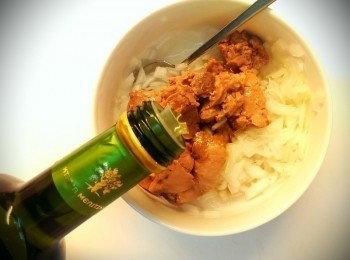 step2: 2.慕斯層，使用鱈魚肝加入美麗媞妮2大匙、白醋1大匙、糖1小匙、醬油1大匙，切末的洋蔥過水醃2小時，待入味放入米飯層中