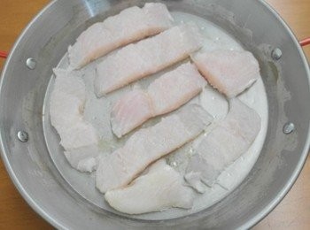 step1: 將多利魚切片吸乾水分後~~放入烤盤中!!