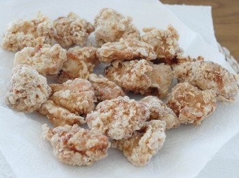 step4: 拍去多餘的粉，放入熱油鑊炸三至四分鐘至金黃色