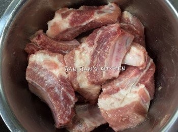 step2: 切件加醃料醃數小時。