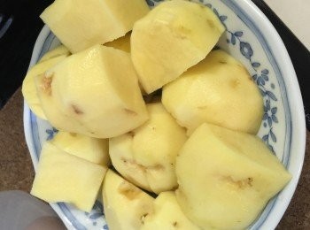 step1: 薯仔先刨好洗淨切件，放入爐隔水蒸10分鐘，薯仔蒸至軟身。