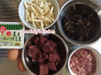 step1: 豬肉切絲後用調味料醃好備用；