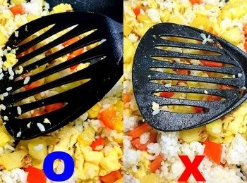 step8: 倒入白飯，用鍋鏟將飯撥鬆（鏟面與鍋面呈約45度角，不要平行重壓）。