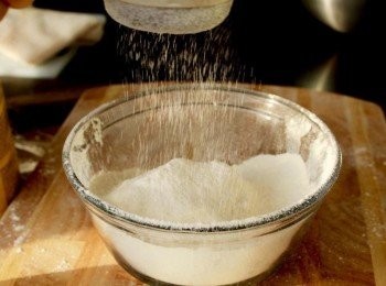 step4: 拌入過篩的麵粉, 小蘇打粉, 鹽.