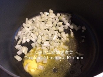 step7: 紅蘿蔔焗了大約15-20分鐘後可以䦕始煮湯了，準備大煲，用中火煮溶牛油，加入洋蔥煮兩分鐘至軟身，