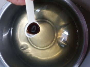 step3: 當煮溶後熄火,加入半茶匙雲呢拿油拌勻,如喜歡加入蛋絲,此刻亦可加入一隻打散的雞蛋拌勻,灘凍