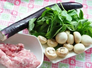 step1: 備料:豬絞肉、茄子、磨菇、9層塔