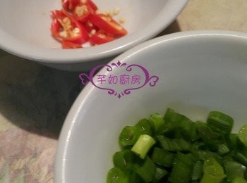 step3: 指天椒及青葱切成粒狀，蒜頭切成蓉備用