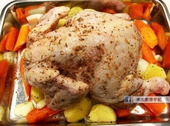 step4: 把雞放在蔬菜上，抹少許橄欖油於雞上，放入已預熱250度的焗爐內