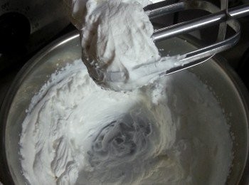 step9: 再將淡忌廉用電動打蛋器打至企身