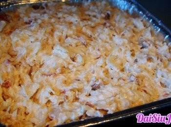 step9: 把混合物中倒入已掃油的焗盤中。