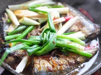 step5: 陸續加入調味調整鹹淡，並且讓醬汁差不多淹沒魚身7分滿