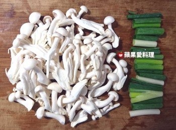step2: 雪白菇撥開、葱切段。