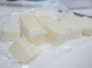 step10: 將凝固的<span class="group_1">奶糊</span>從冰箱取出並切成一小塊一小塊~~