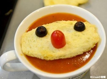 step11: 將烤脆的吐司放置晚上，並將橄欖切片與對切小番茄布置聖誕老人五官