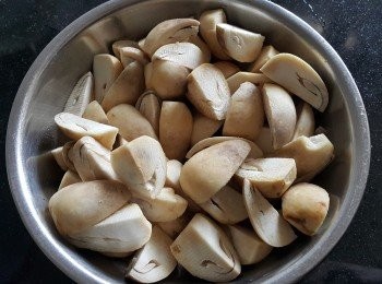 step5: 草菇，清洗後切開