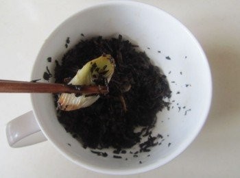 step11: 盛入碗中， 挑出薑蔥；