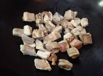 step1: 白鑊煎羊腩3-4分鐘至表皮焦香，隨即沖一會冷水。