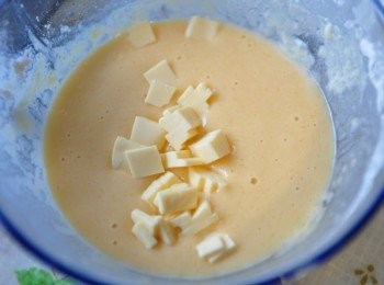 step3: 再將一片起司片切成碎丁狀放入粉餬中