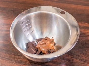 step11: 蛋糕面做法：黑朱古力弄成小塊放於碗中，加入nutella備用