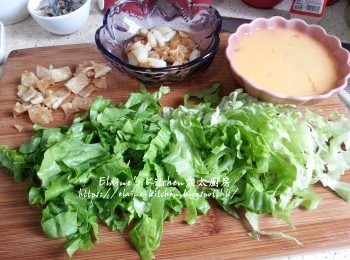 step4: 雞皮脆身及蒜頭微黃色 , 將蒜頭及蒜香雞油盛起 , 雞皮稍為待涼切碎 , 生菜洗淨切絲 , 雞蛋打成蛋液備用