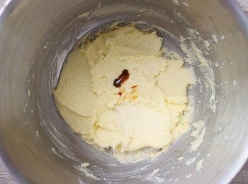 step3: 加入鹽及香草精。香草精也可省略。