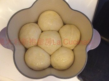 step2: 發酵兩倍大後, 如整花花麵包, 平均分成6個球形, 壓空氣, 滾圓, 花花煲抺橄欖油, 6個小麵團放落花花煲, 1個放中間, 5個往週邊放, 38度（發酵箱），或室溫，進行第二次發酵, 發大兩倍。