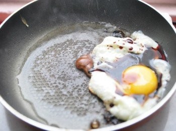 step5: 再加入適量的松露醬油，由蛋上層慢慢淋入