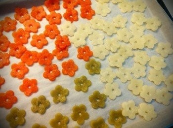 step1: 將糯米粉及在來米粉混合做成韓式年糕壓模備用