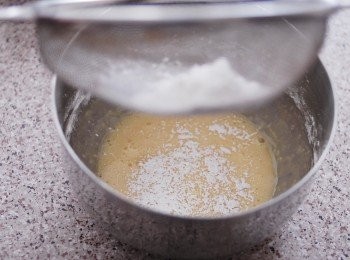 step2: 篩入日本太白粉，低筋麵粉，奶粉及泡打粉拌勻