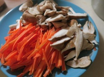 step1: 香菇.胡蘿蔔切絲備用