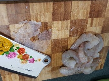 step3: 將每一隻蝦用菜刀拍扁
