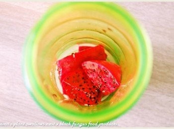 step2: 火龍果用手剝皮，並分切成塊狀後，直接放入至果汁機中。