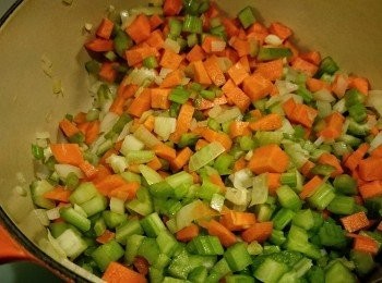 step3: 加入甘荀及西芹，一路拌炒至軟化及水份略為蒸發，約十分鐘。千萬要動手炒著不要弄焦呀。