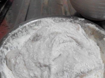 step3: 3.再把已浸透粉漿的雞上脾塗上一層乾炸粉