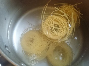 step3: 天使麵熱水下盬、油煮開，約5分鐘（請根據包裝上說明）