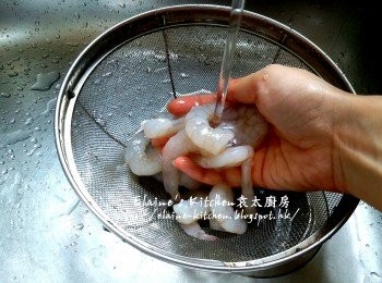 step4: 急凍蝦仁加入生粉拌勻用水沖洗 , 再一次加入生粉拌勻用水沖洗多次