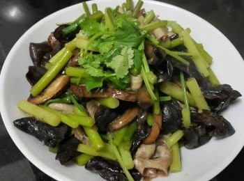 step7: 做法 :

用薑片, 黃酒, 鹽將蒜芯及木耳出水半熟備用 , 蘑菇切厚件大火煎香備用 , 用料頭爆炒脆腸 , 再將其他材料回鑊 , 加入雞粉 , 糖 , 胡椒粉 , 少少水煮滾 , 生粉水 , 麻油埋芡 , 完成 .