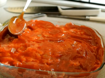 step5: 面塗上茄汁, 放入已預熱的焗爐, 用170度焗75分鐘, 焗後放在室溫擺10分鐘後可進食