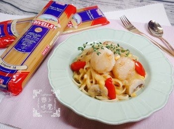 step9: 最後將帶子放在意粉上，加入香草即可。