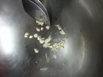 step5: 燒熱鑊落油1湯匙先爆香蒜頭