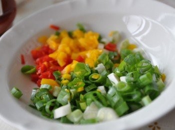 step1: 先將彩椒切成細末、青蔥切蔥花