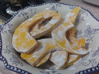 step5: 南瓜切片沾上薄粉， 醮天富羅粉漿。