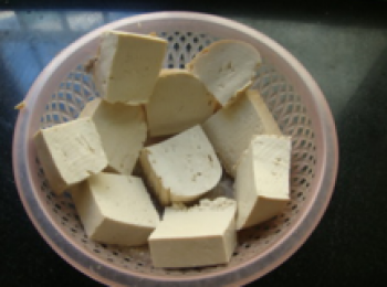 step2: 將老豆腐切成小塊瀝幹水份，至少要一天一夜。（本次瀝了36小時）